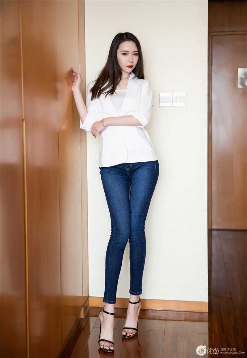 优质高挑美女黑色蕾丝内衣性感相册