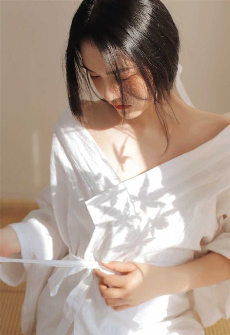 高清高挑美女白色浴袍香肩外露性感撩人合集图集