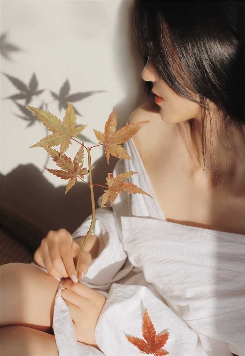 高清高挑美女白色浴袍香肩外露性感撩人合集图集