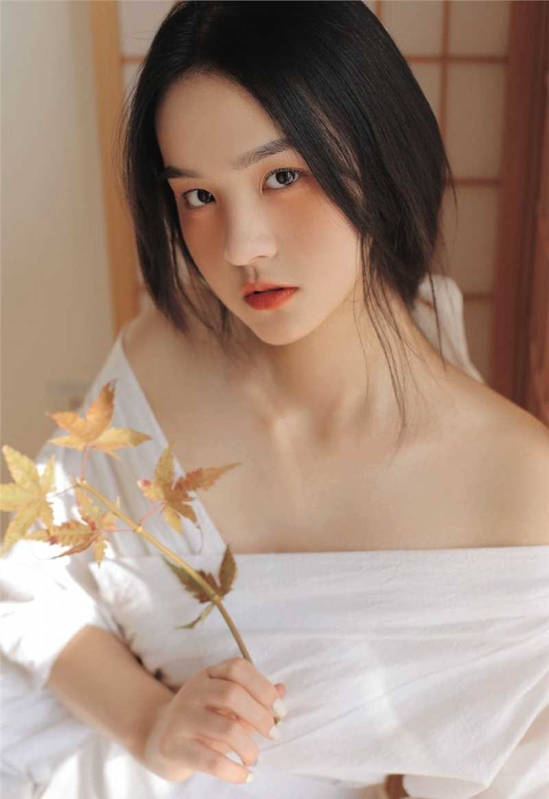 高清高挑美女白色浴袍香肩外露性感撩人合集图集