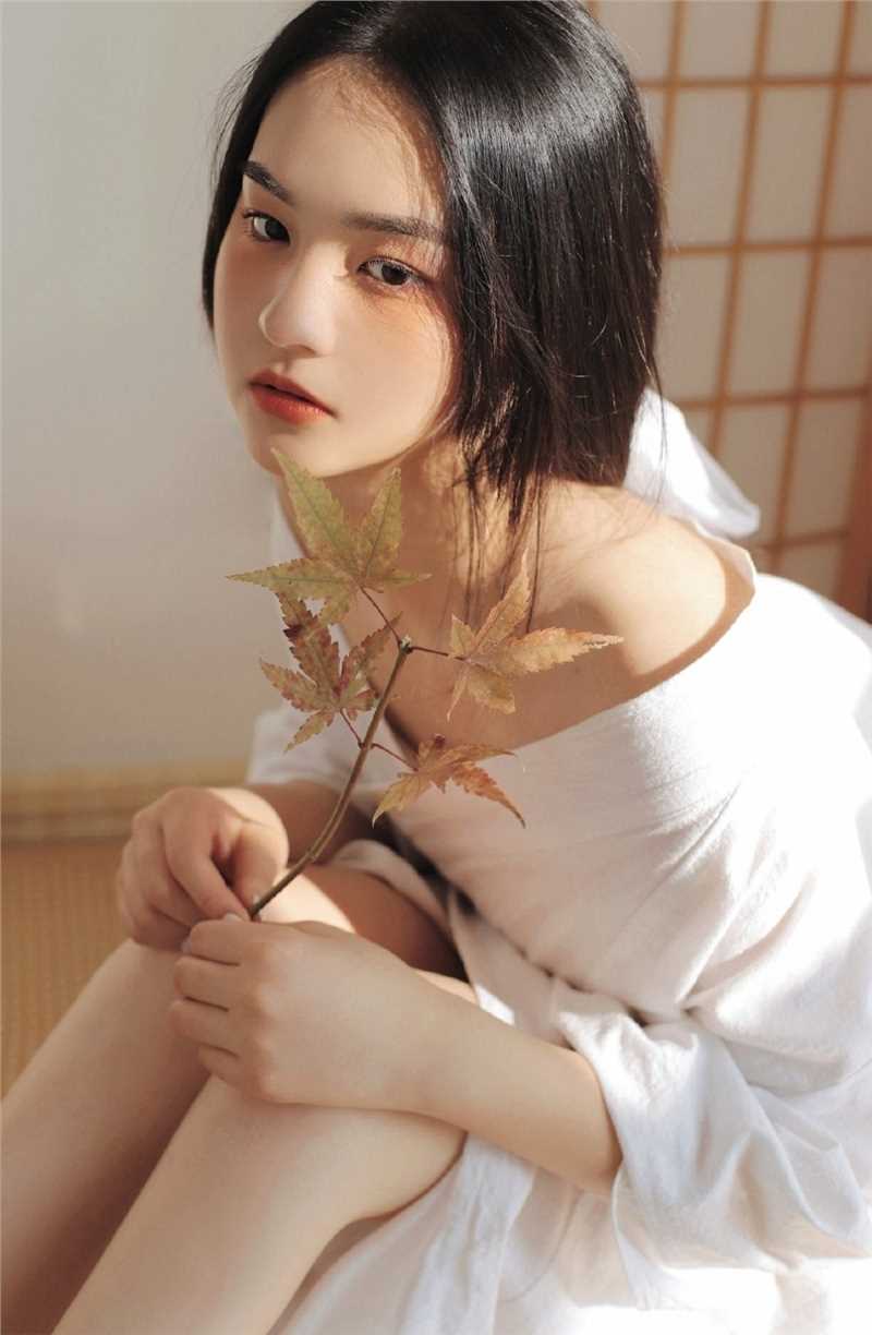 高清高挑美女白色浴袍香肩外露性感撩人合集图集