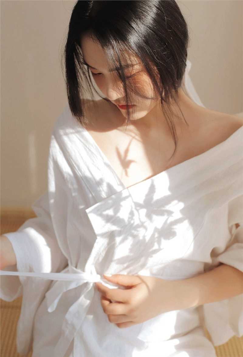 高清高挑美女白色浴袍香肩外露性感撩人合集图集