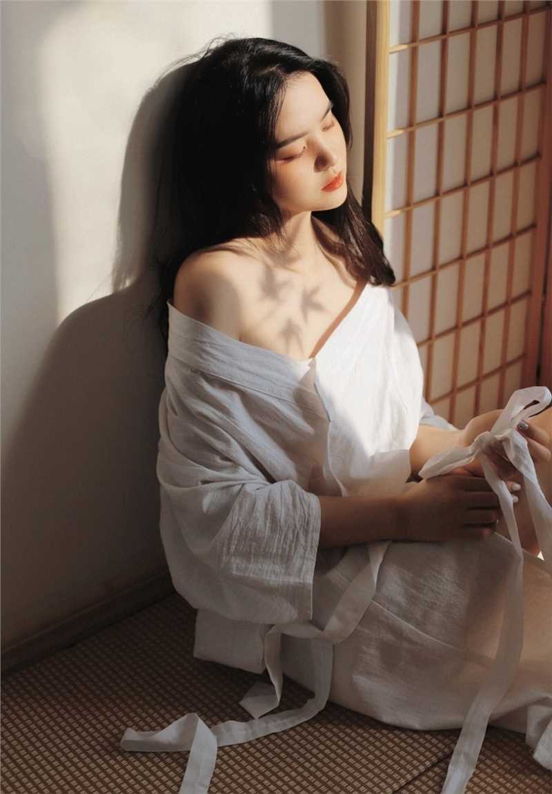 高清高挑美女白色浴袍香肩外露性感撩人合集图集