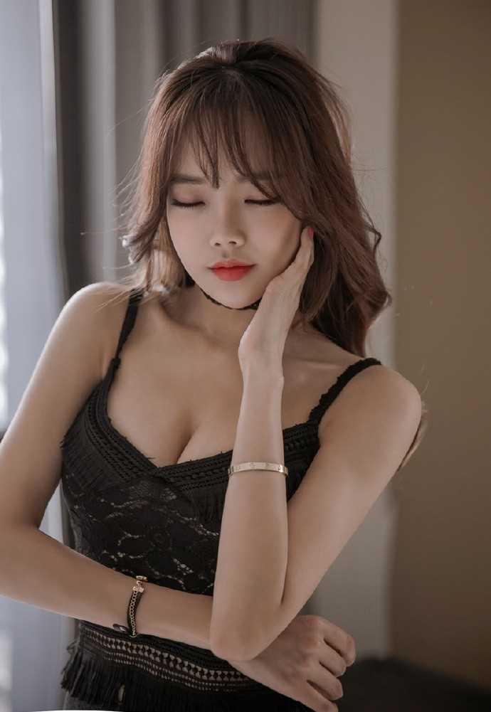 美女黑色v领流苏透视裙私房性感妩媚图片