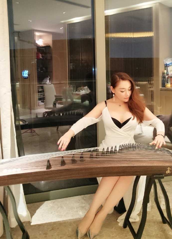 特别专辑气质美女黑色开叉裙丰满身材户外性感图片图片