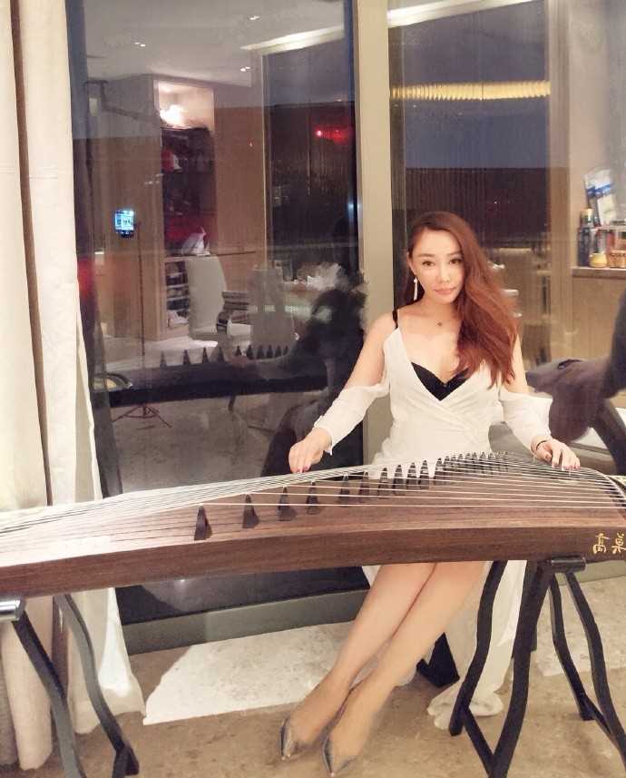 特别专辑气质美女黑色开叉裙丰满身材户外性感图片图片