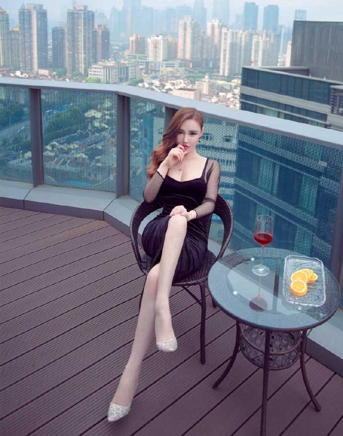 特别专辑气质美女黑色开叉裙丰满身材户外性感图片图片