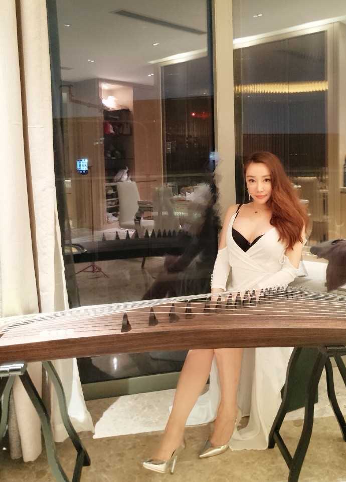 特别专辑气质美女黑色开叉裙丰满身材户外性感图片图片