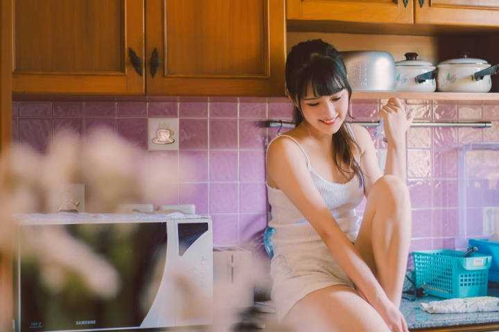 优质茶甜系美女吊带短裤居家相册