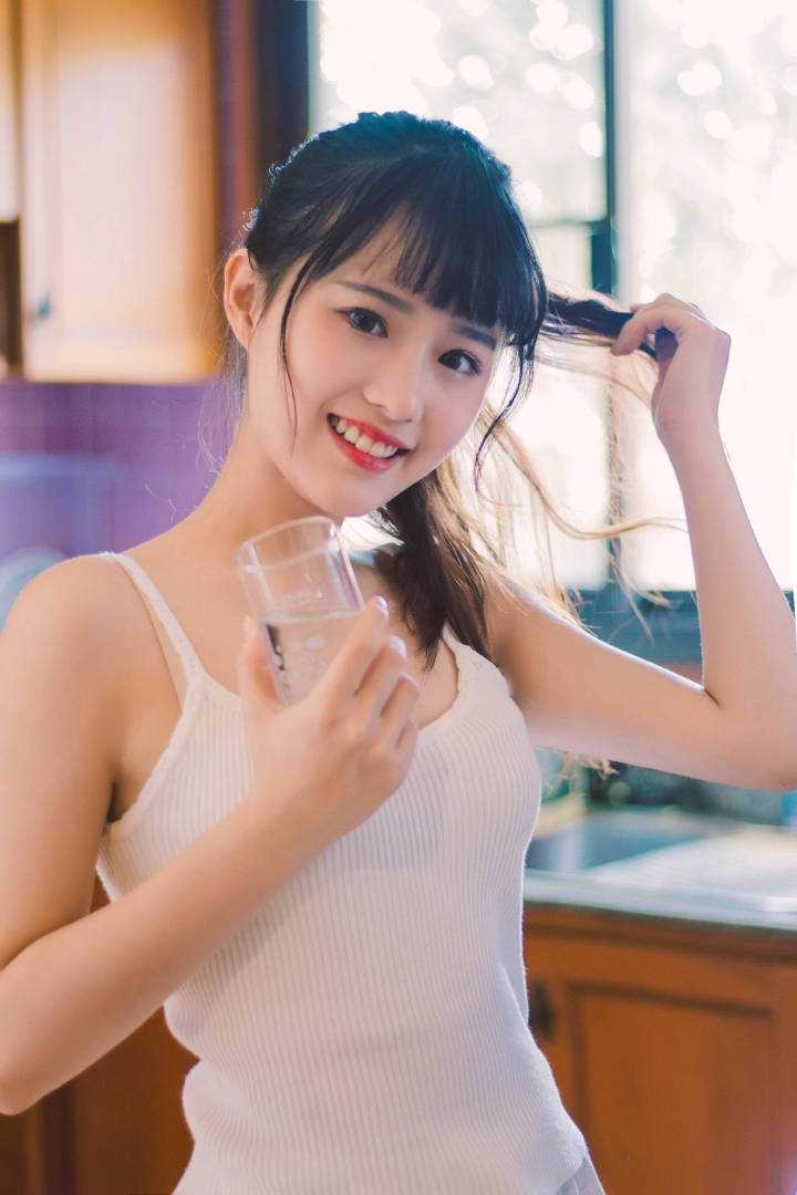 优质茶甜系美女吊带短裤居家相册