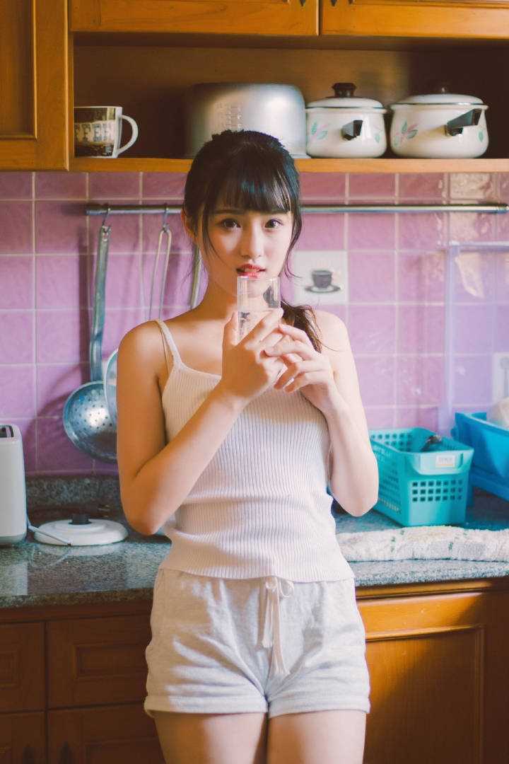 优质茶甜系美女吊带短裤居家相册