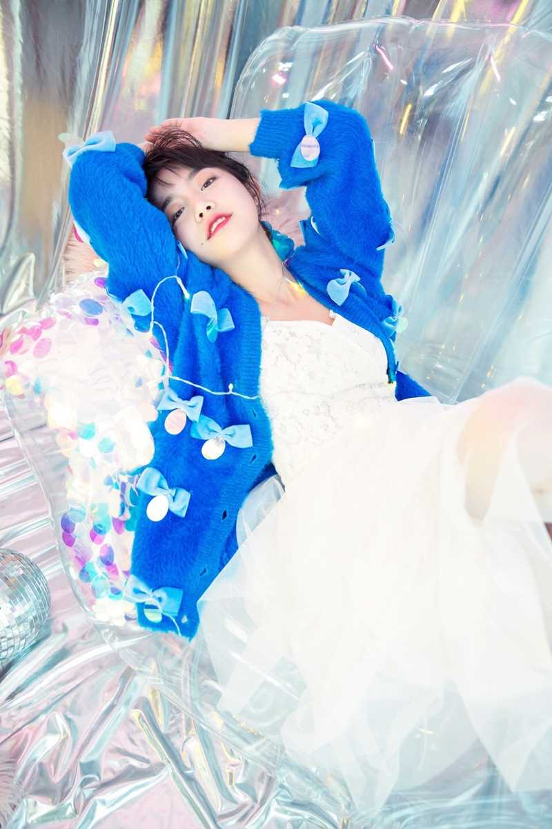 最新蓝色蝴蝶结毛衣甜美哪吒头女孩镭射风艺术照壁纸