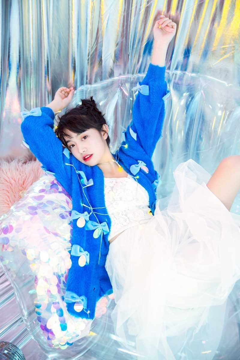 最新蓝色蝴蝶结毛衣甜美哪吒头女孩镭射风艺术照壁纸