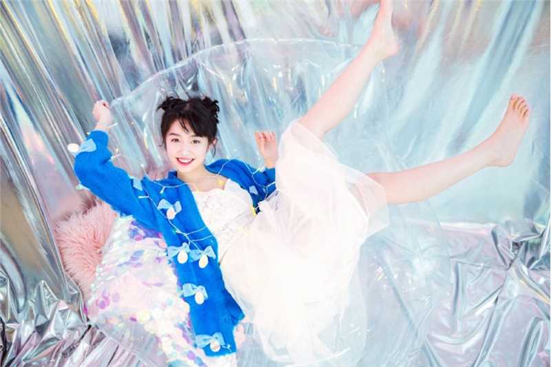 最新蓝色蝴蝶结毛衣甜美哪吒头女孩镭射风艺术照壁纸