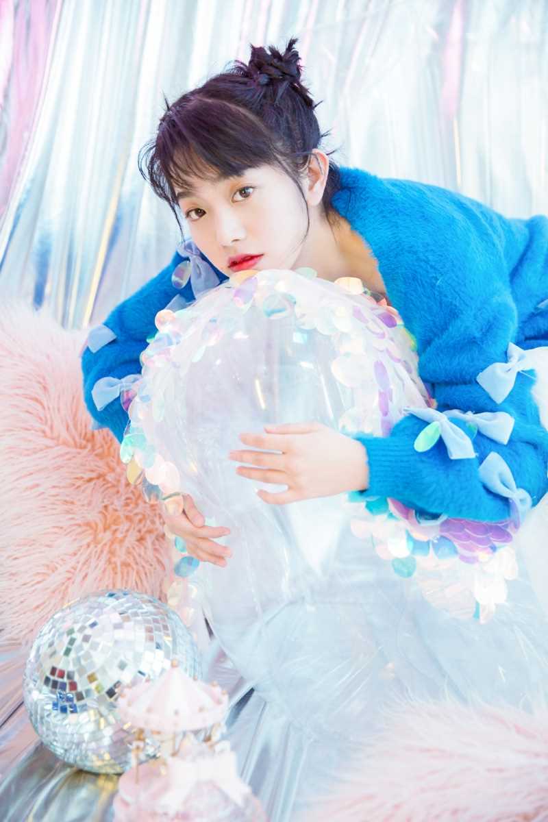 最新蓝色蝴蝶结毛衣甜美哪吒头女孩镭射风艺术照壁纸