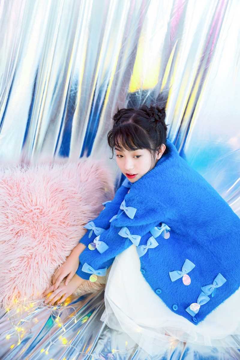 最新蓝色蝴蝶结毛衣甜美哪吒头女孩镭射风艺术照壁纸