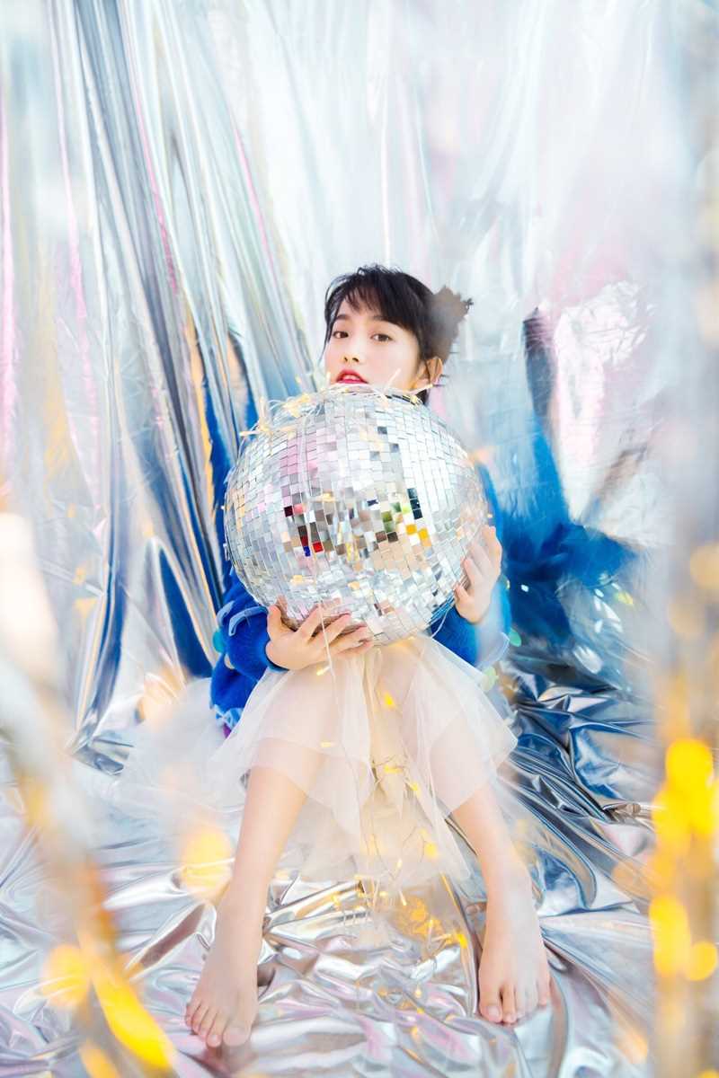 最新蓝色蝴蝶结毛衣甜美哪吒头女孩镭射风艺术照壁纸