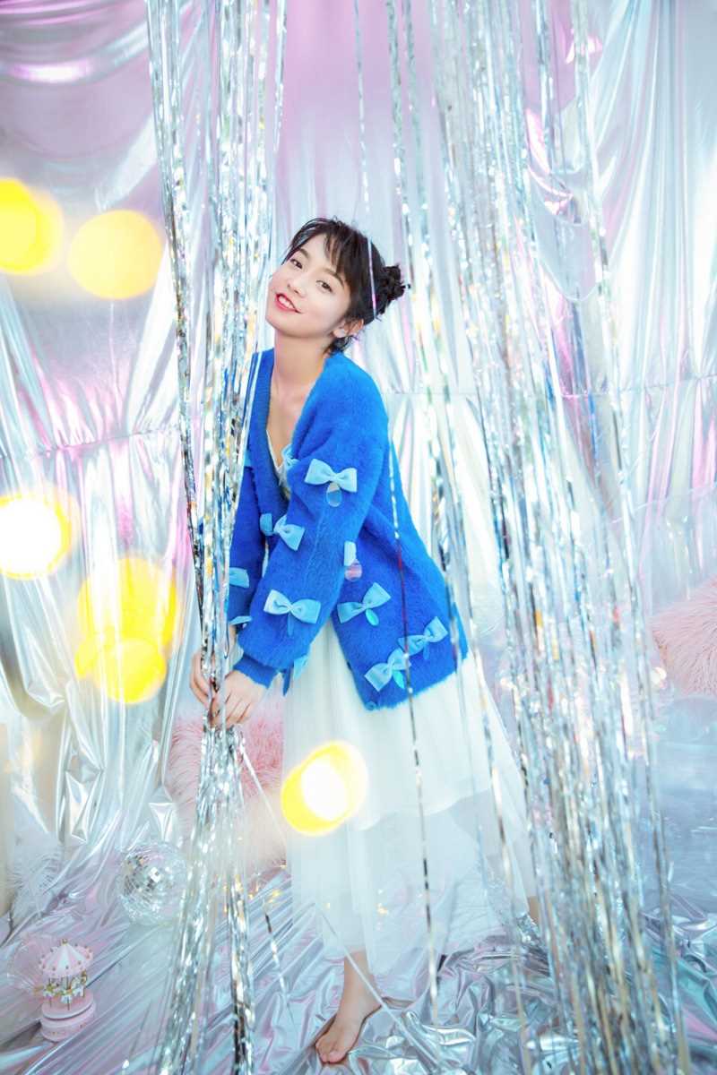 最新蓝色蝴蝶结毛衣甜美哪吒头女孩镭射风艺术照壁纸