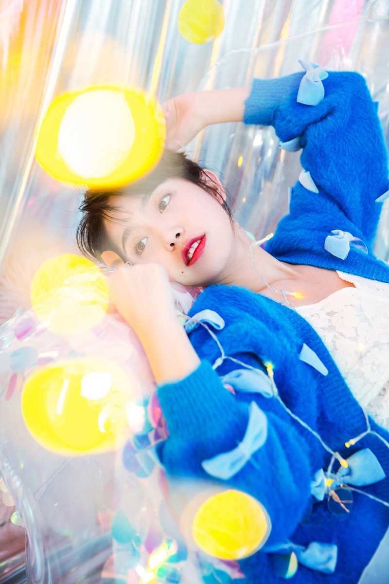 最新蓝色蝴蝶结毛衣甜美哪吒头女孩镭射风艺术照壁纸