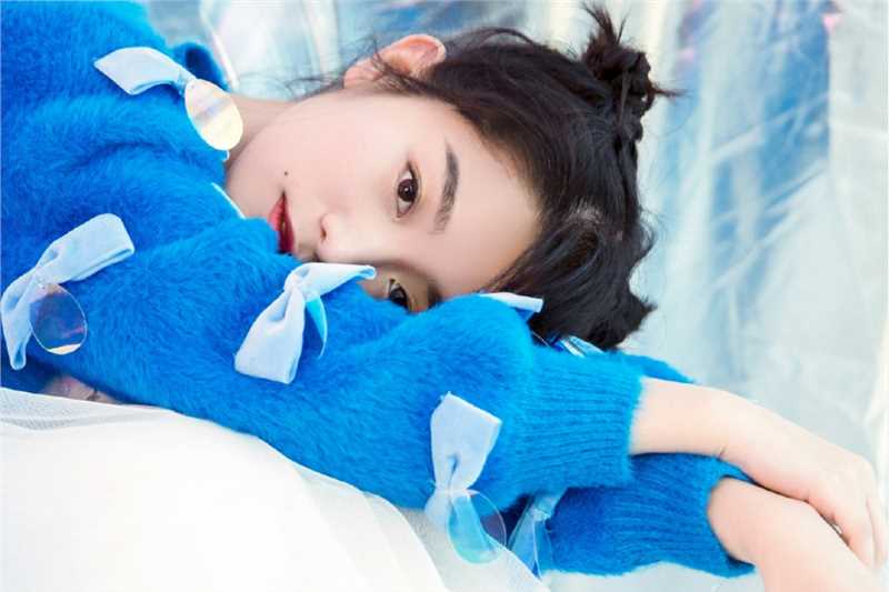 最新蓝色蝴蝶结毛衣甜美哪吒头女孩镭射风艺术照壁纸