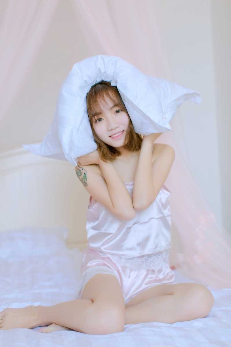最新性感女郎粉色吊带睡衣私房人体艺术照图集