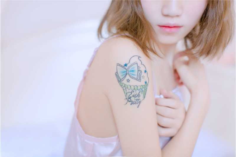 最新性感女郎粉色吊带睡衣私房人体艺术照图集