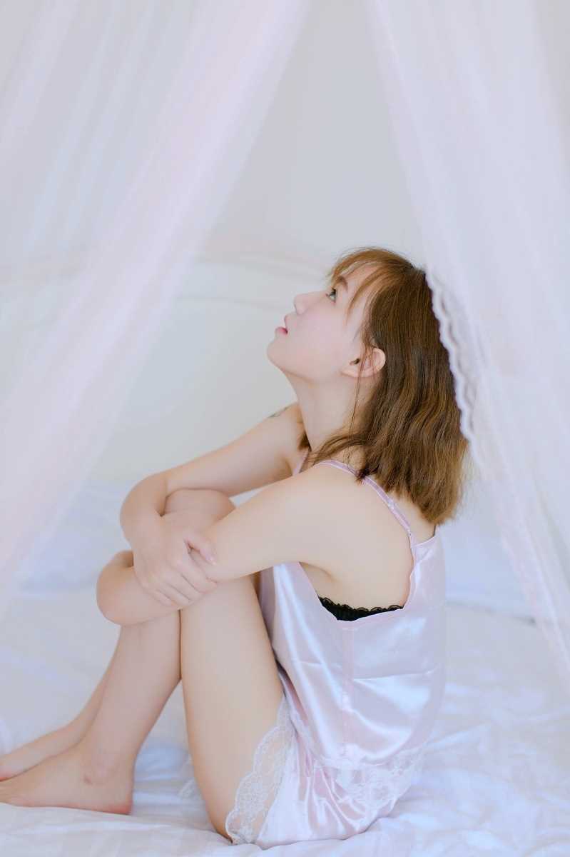 最新性感女郎粉色吊带睡衣私房人体艺术照图集