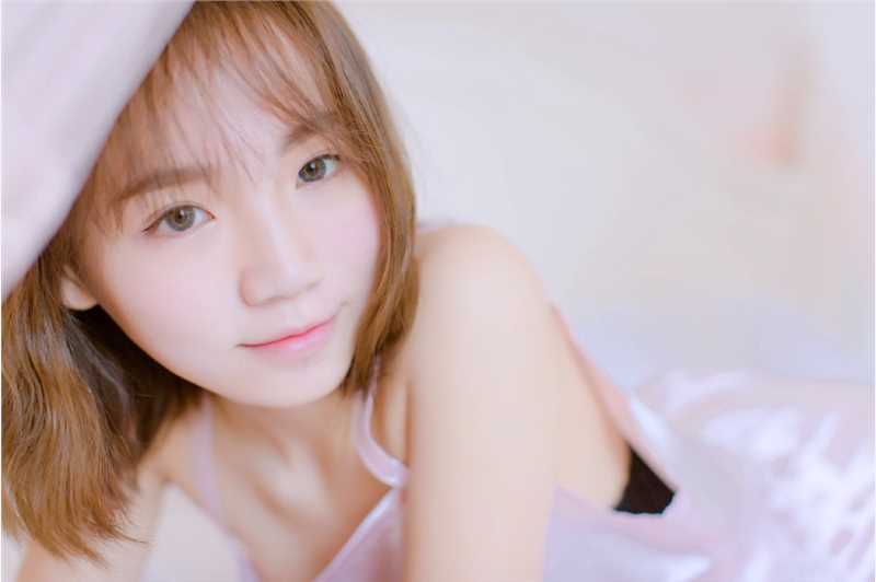 最新性感女郎粉色吊带睡衣私房人体艺术照图集
