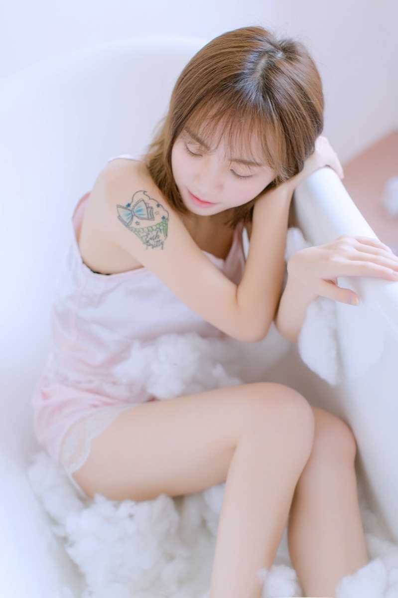 最新性感女郎粉色吊带睡衣私房人体艺术照图集