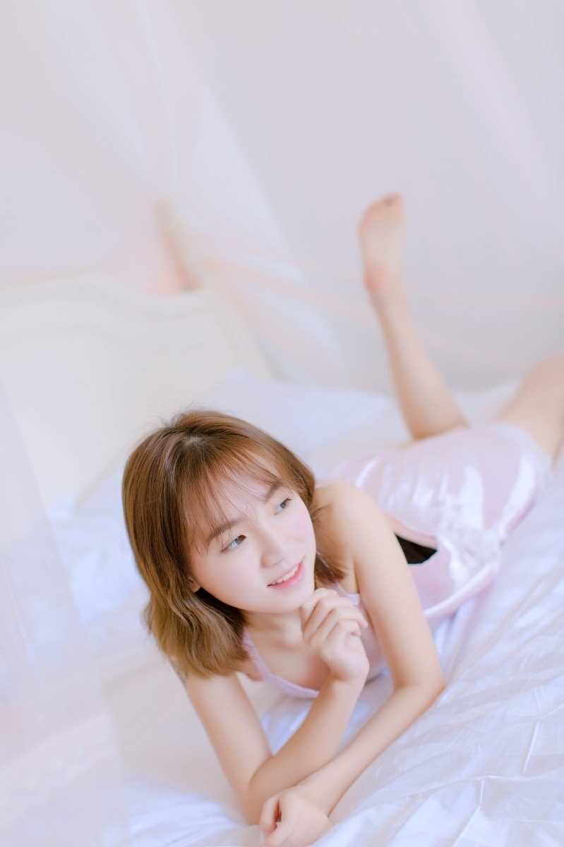 最新性感女郎粉色吊带睡衣私房人体艺术照图集