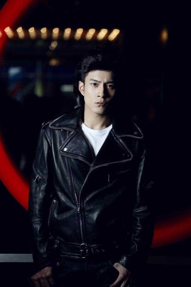 最新韩东君黑色皮衣伦敦街头率性时尚摄影集图集