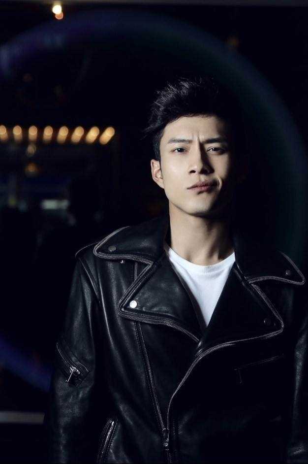 最新韩东君黑色皮衣伦敦街头率性时尚摄影集图集