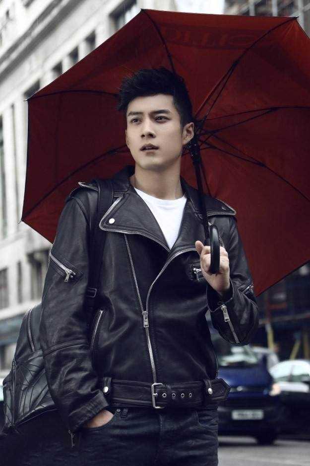 最新韩东君黑色皮衣伦敦街头率性时尚摄影集图集