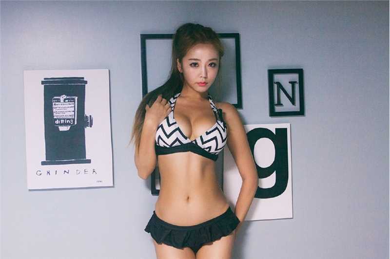 特别专辑性感模特黑白条纹内衣大秀身材热辣图片图片
