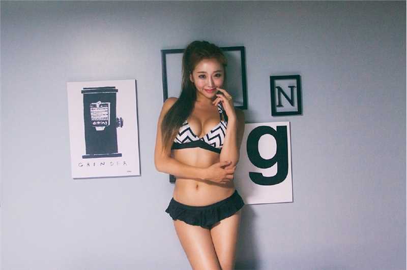 特别专辑性感模特黑白条纹内衣大秀身材热辣图片图片