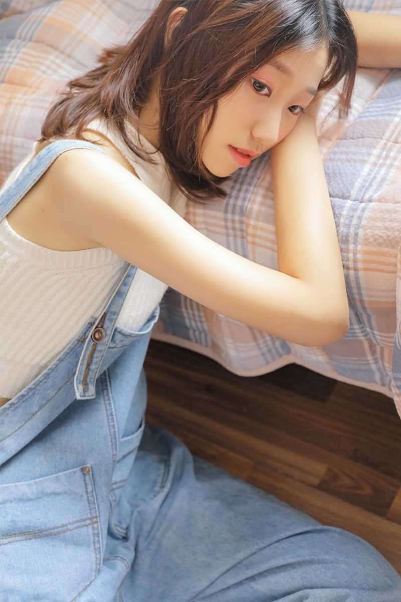 高清小蛮腰美女白色紧身上衣背带裤性感风热图图集