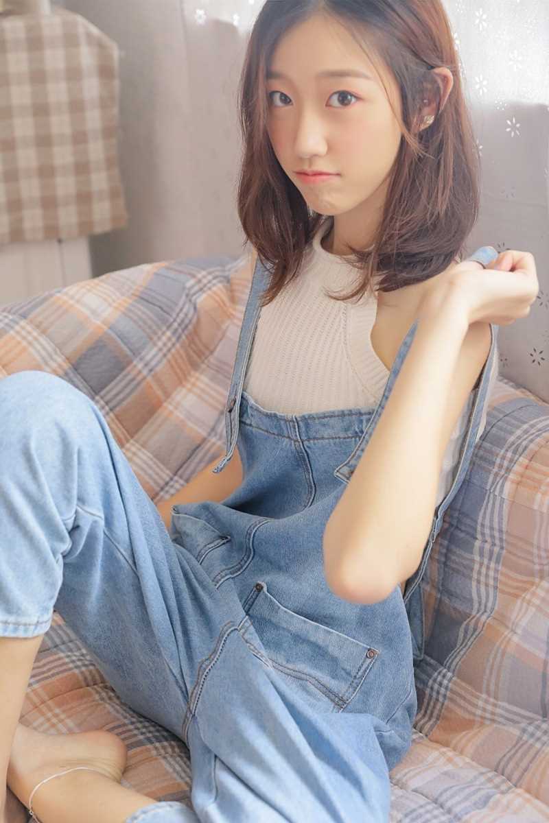 高清小蛮腰美女白色紧身上衣背带裤性感风热图图集