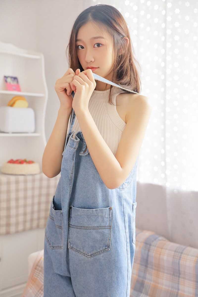 高清小蛮腰美女白色紧身上衣背带裤性感风热图图集