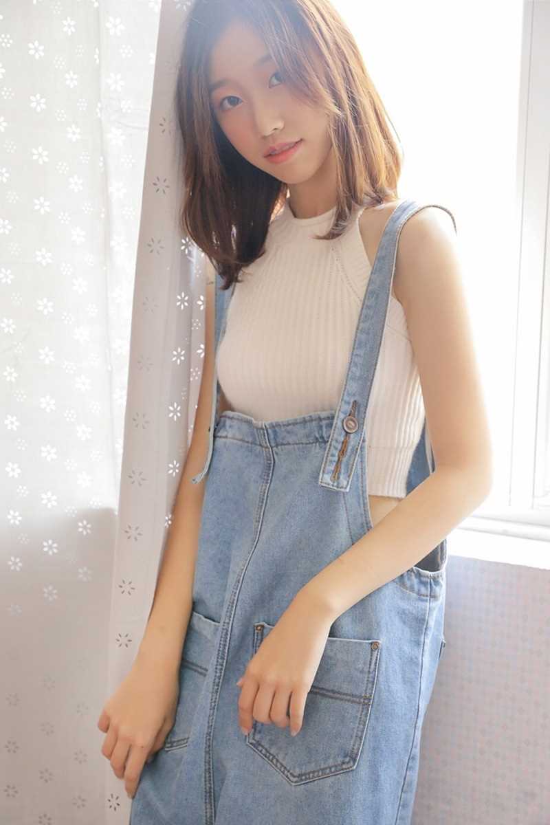高清小蛮腰美女白色紧身上衣背带裤性感风热图图集