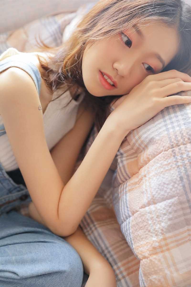 高清小蛮腰美女白色紧身上衣背带裤性感风热图图集