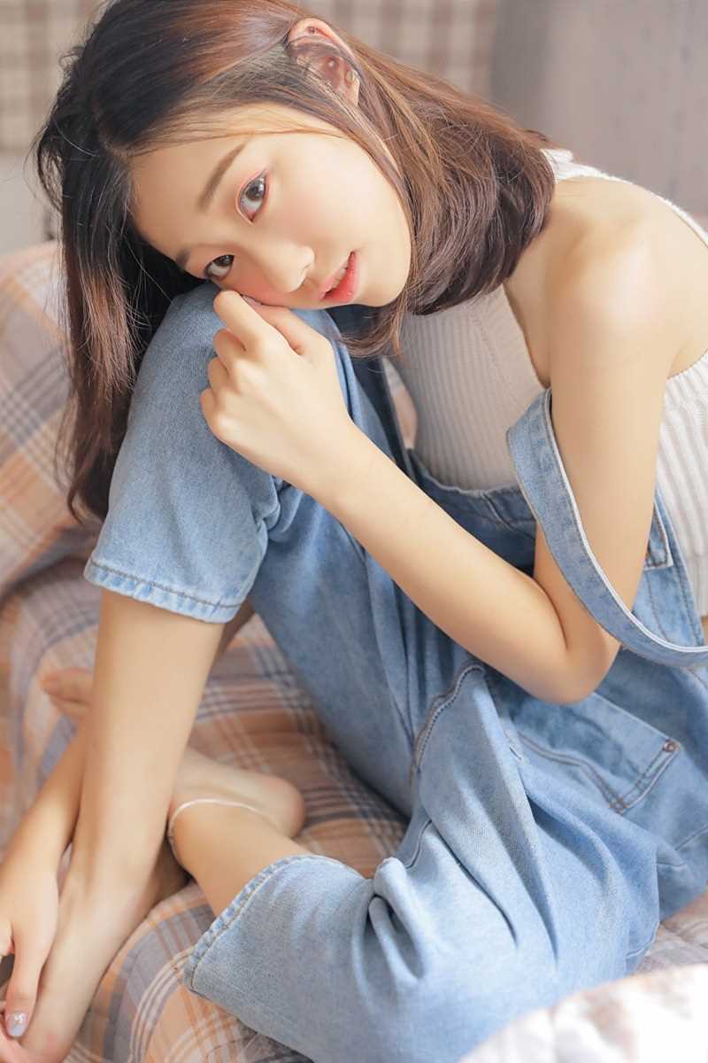 高清小蛮腰美女白色紧身上衣背带裤性感风热图图集