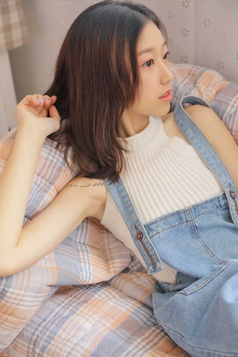 高清小蛮腰美女白色紧身上衣背带裤性感风热图图集