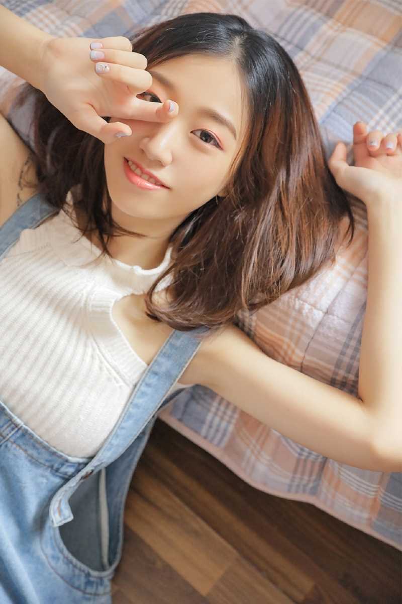 高清小蛮腰美女白色紧身上衣背带裤性感风热图图集