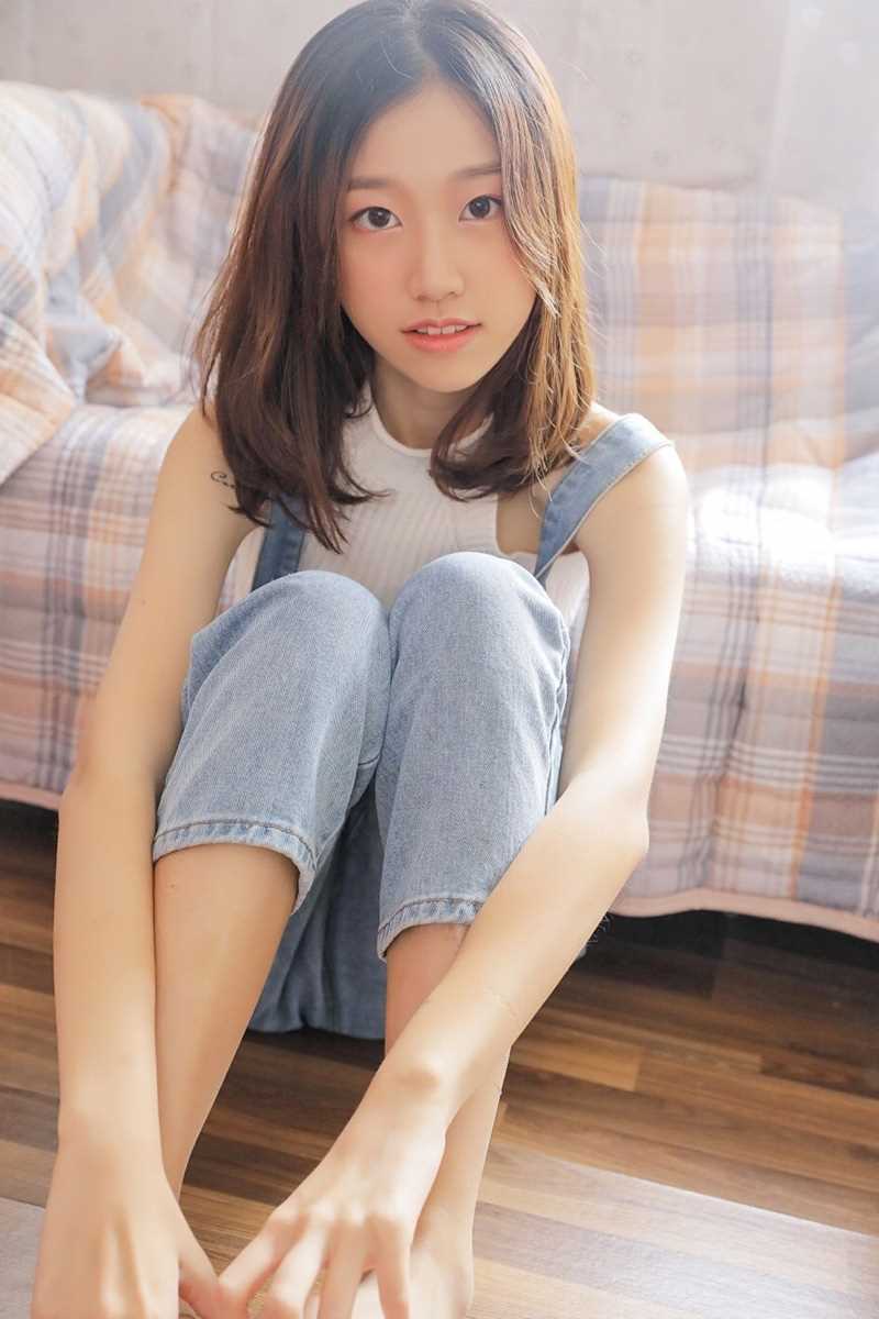 高清小蛮腰美女白色紧身上衣背带裤性感风热图图集