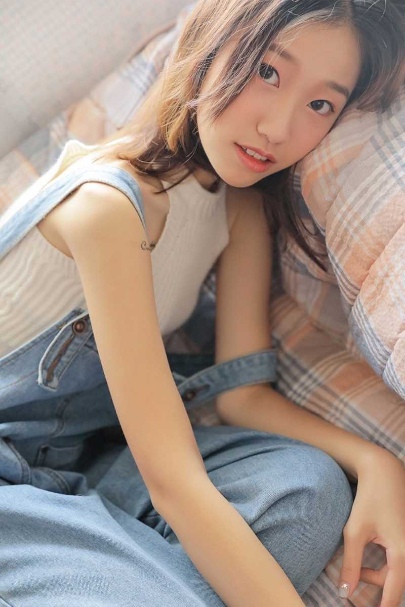 高清小蛮腰美女白色紧身上衣背带裤性感风热图图集