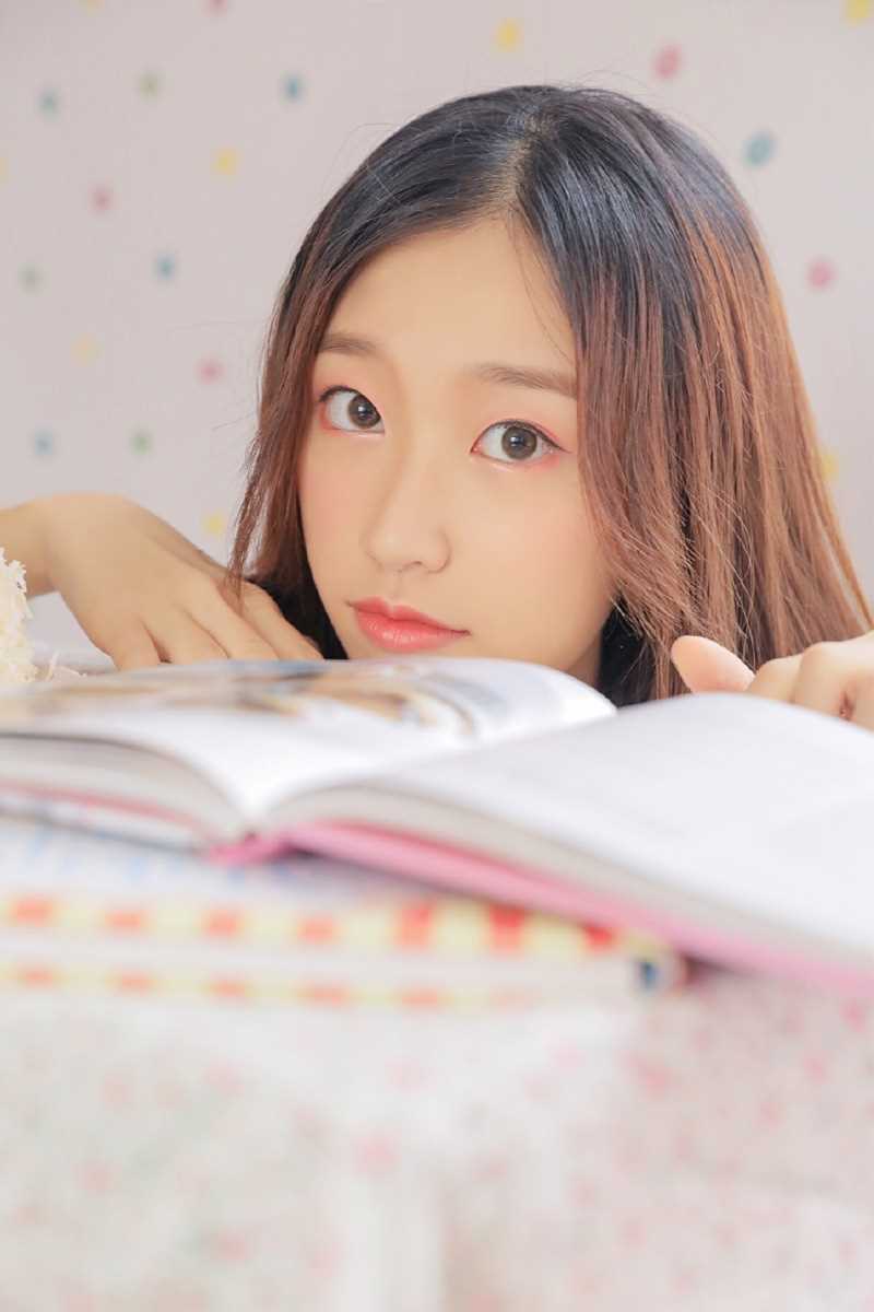 高清小蛮腰美女白色紧身上衣背带裤性感风热图图集