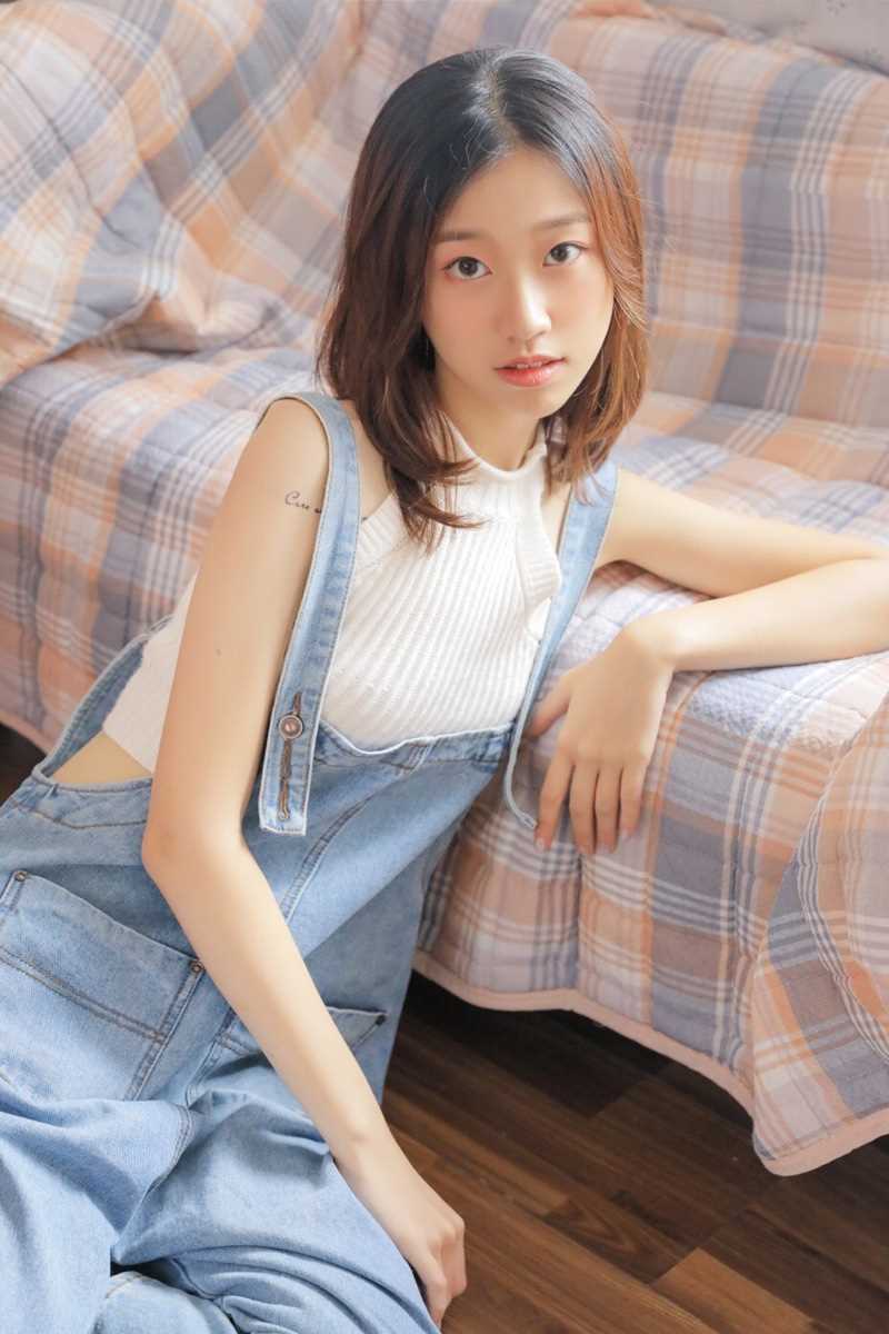高清小蛮腰美女白色紧身上衣背带裤性感风热图图集