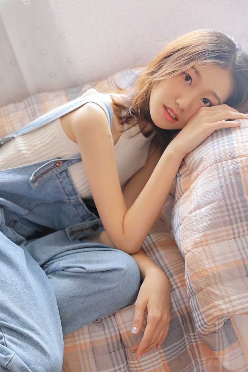 高清小蛮腰美女白色紧身上衣背带裤性感风热图图集