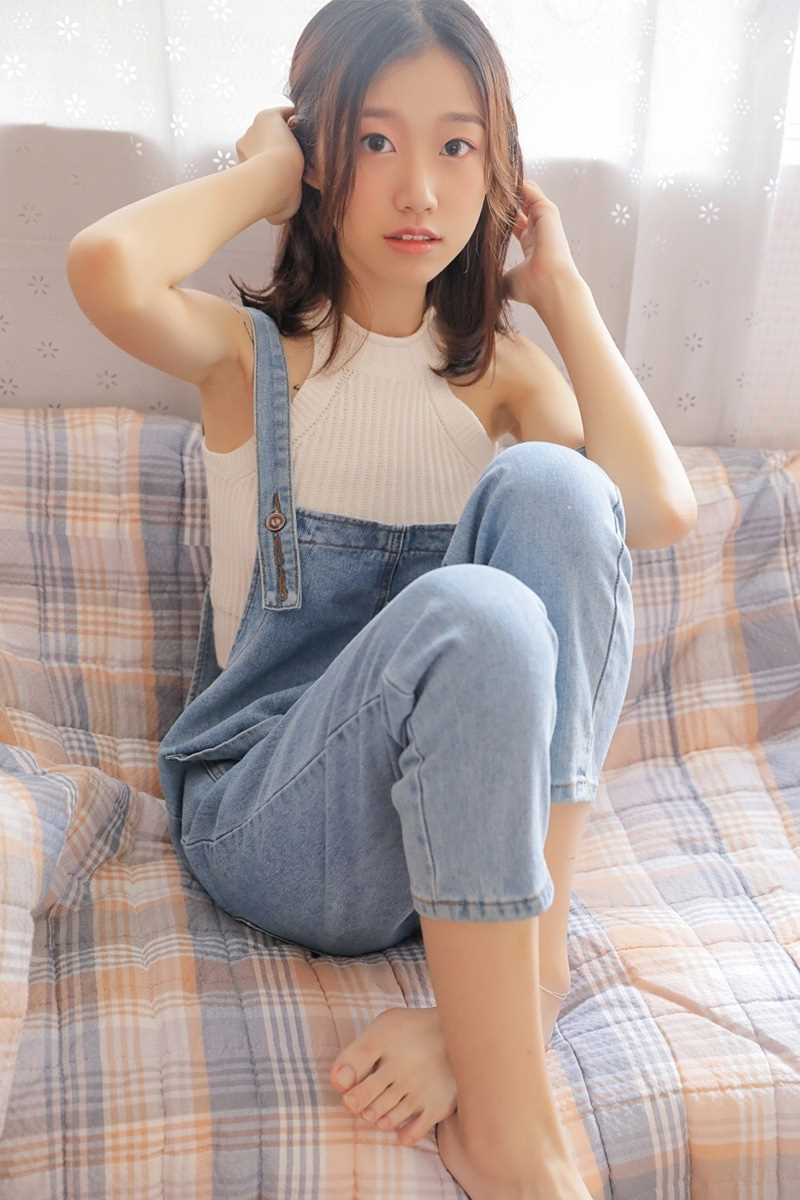 高清小蛮腰美女白色紧身上衣背带裤性感风热图图集