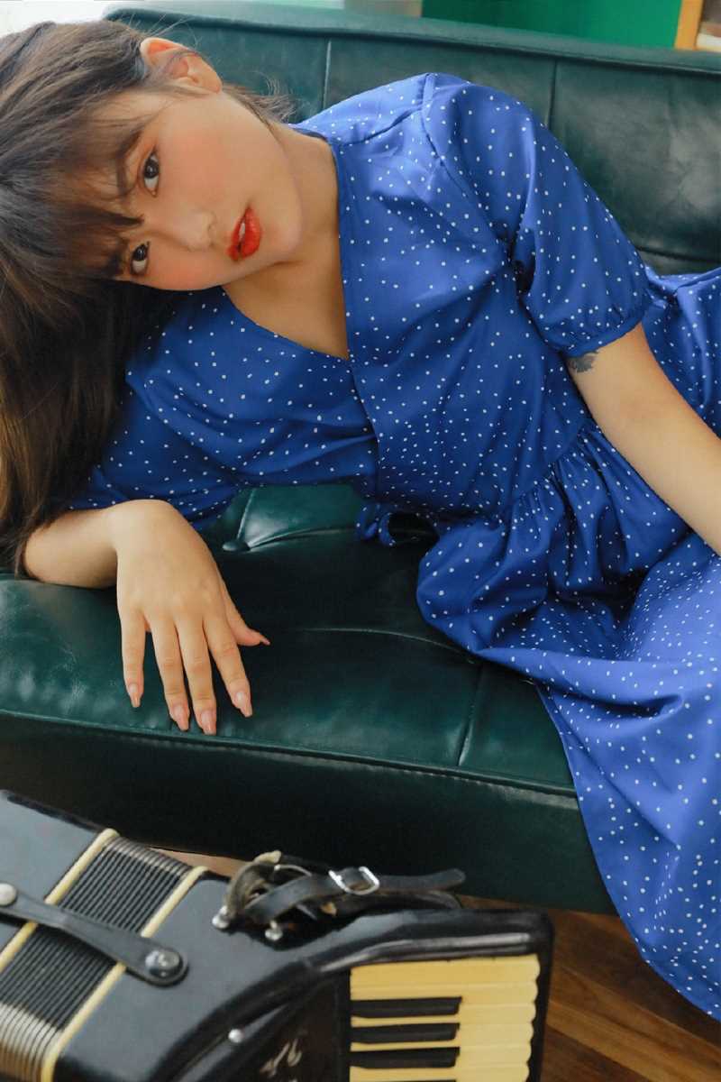 精选港风清纯美女蓝色长裙复古魅力艺术图片图册
